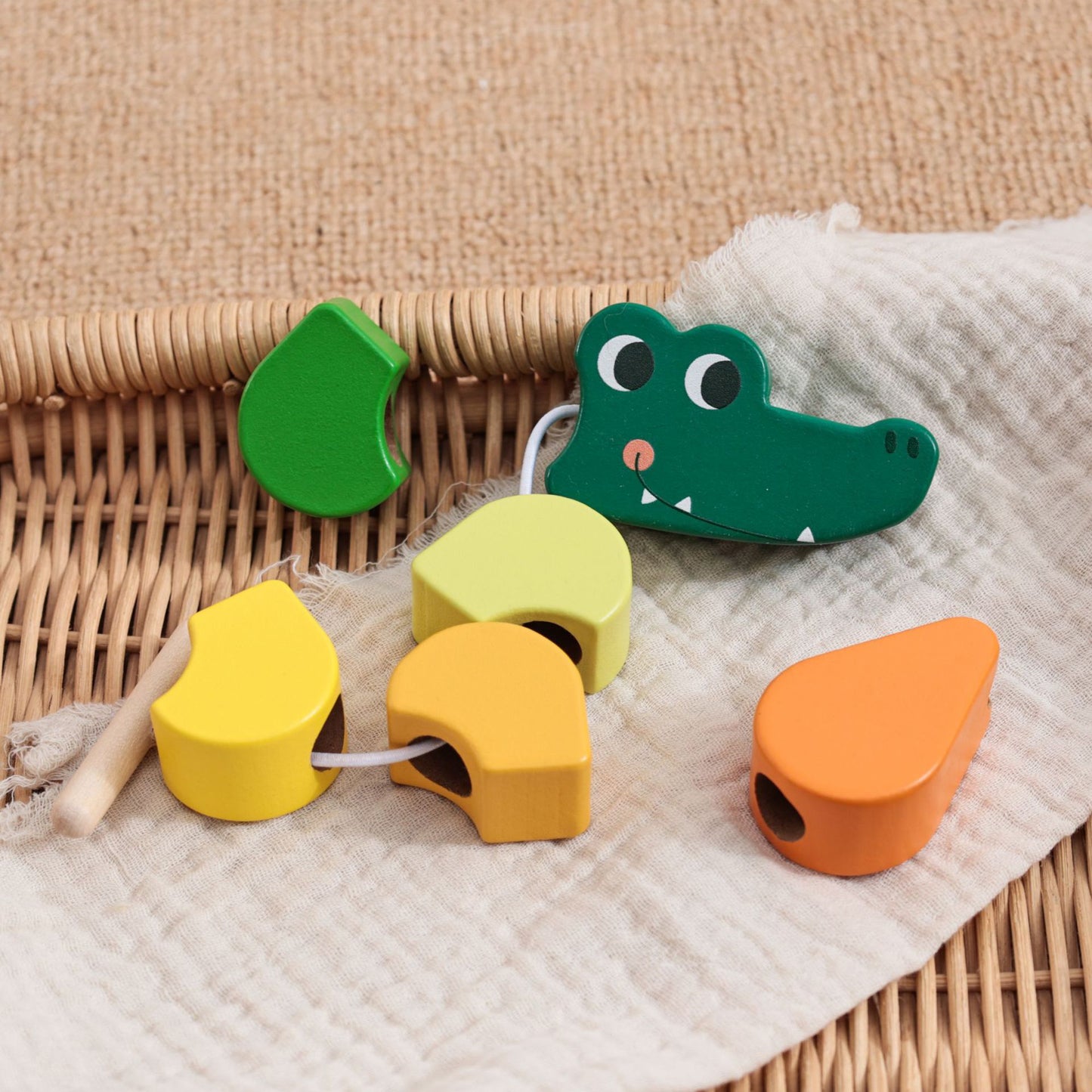 THREADING TOY (CROCODILE)