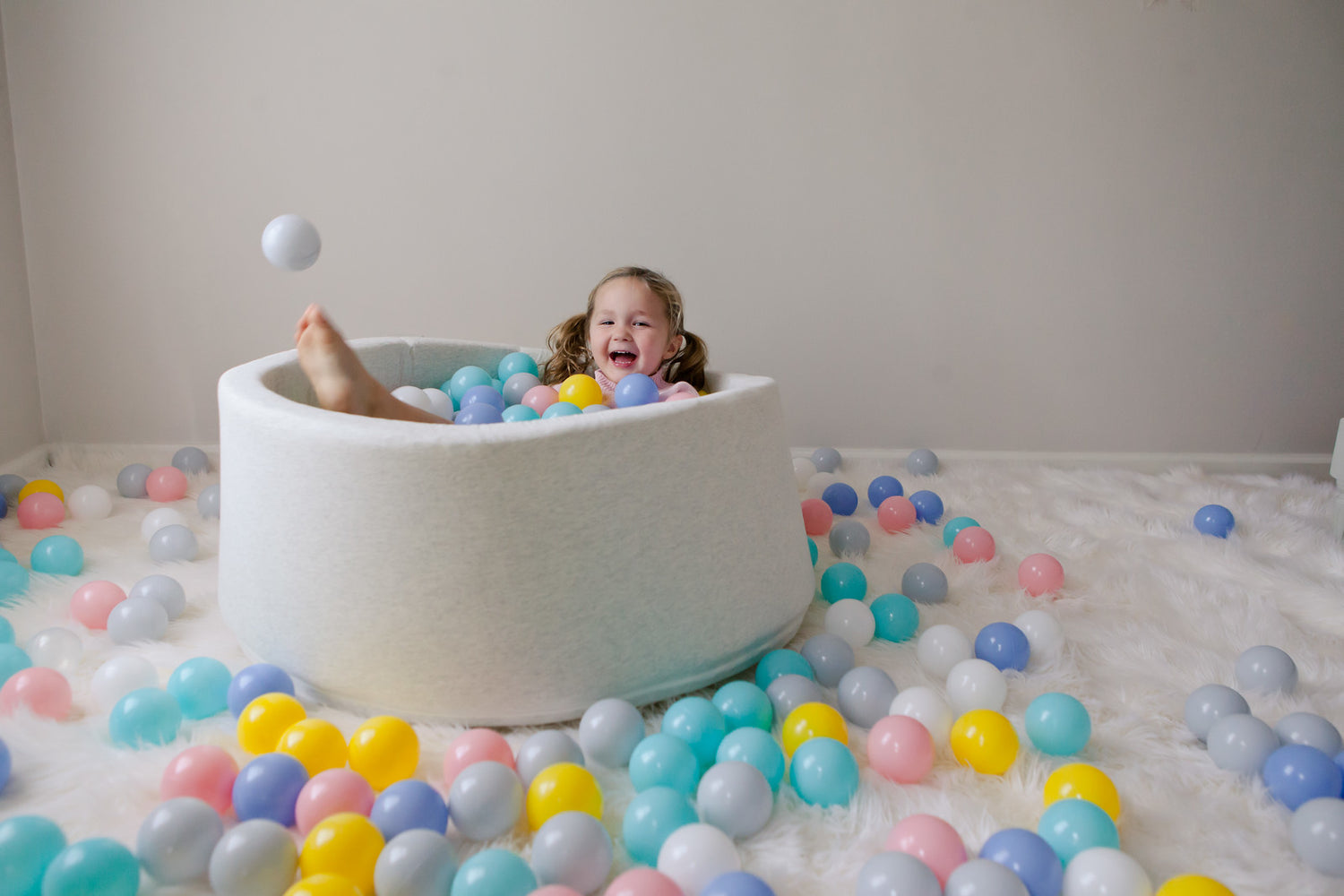 BALL PIT & BALLS